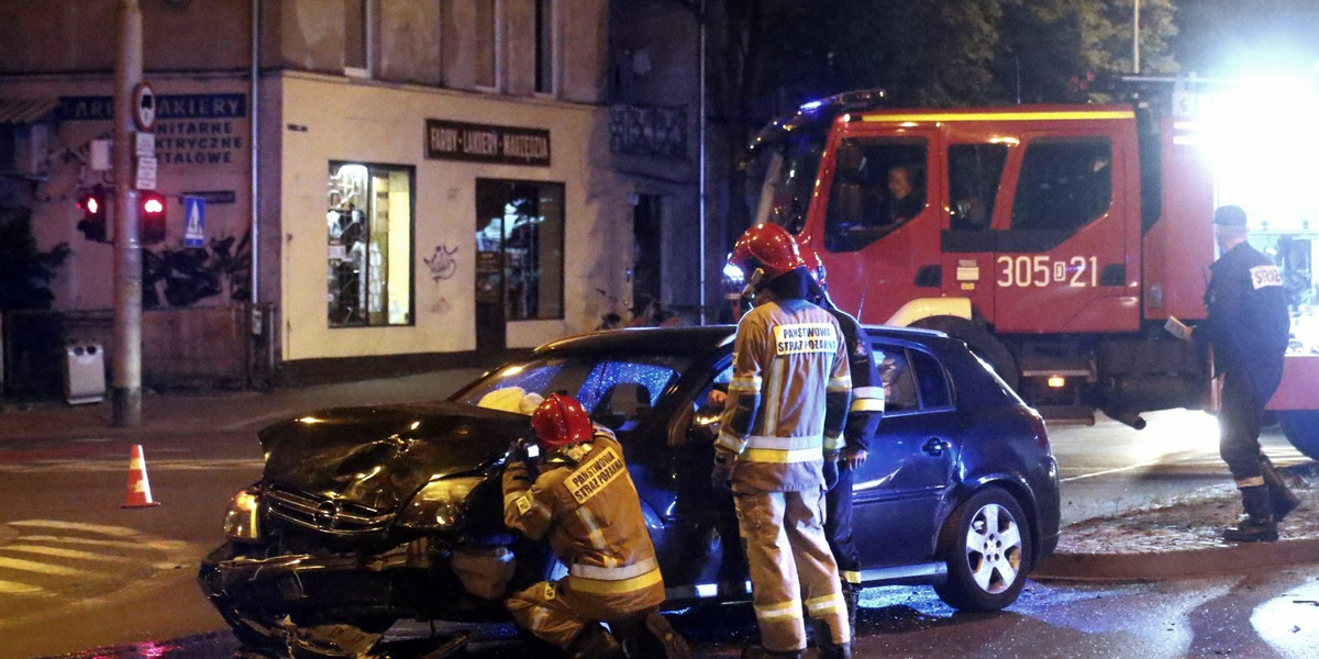 Poważny wypadek na ul. Żmigrodzkiej we Wrocławiu. Zderzyły się dwa samochody.