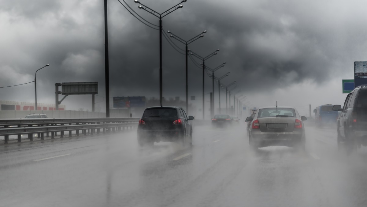 Instytut Meteorologii i Gospodarki Wodnej  (IMGW) wydał ostrzeżenia pierwszego stopnia przed marznącym deszczem dla siedmiu województw. Ślisko może być na drogach woj. lubuskiego, łódzkiego, świętokrzyskiego i lubelskiego, a także południowych powiatów woj. wielkopolskiego i mazowieckiego oraz północnych powiatów woj. śląskiego.