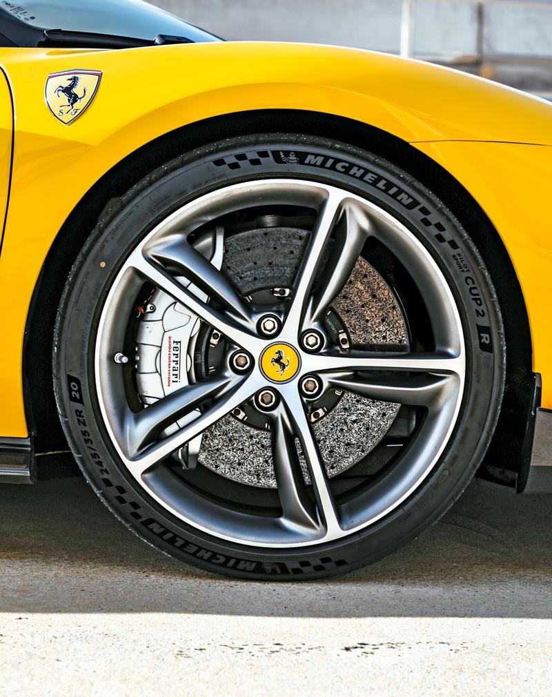 ABS Evo w Ferrari 296 GTB daje lepsze wyczucie karbonowych hamulców. Opcjonalnie: opony Michelin Cup 2 R