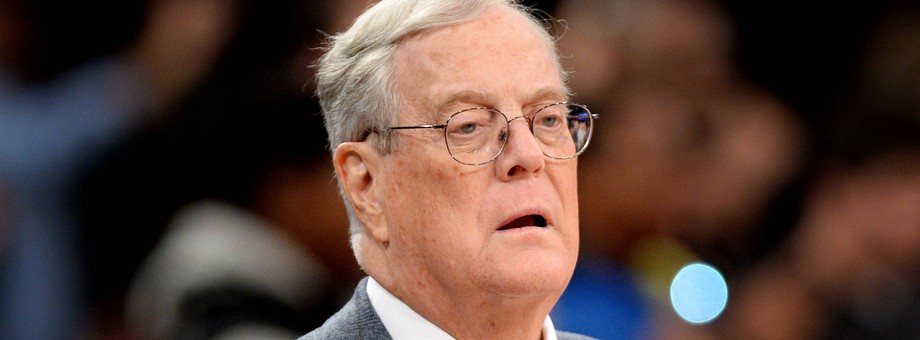 David Koch oglądający mecz New York Knicks w 2013 r.