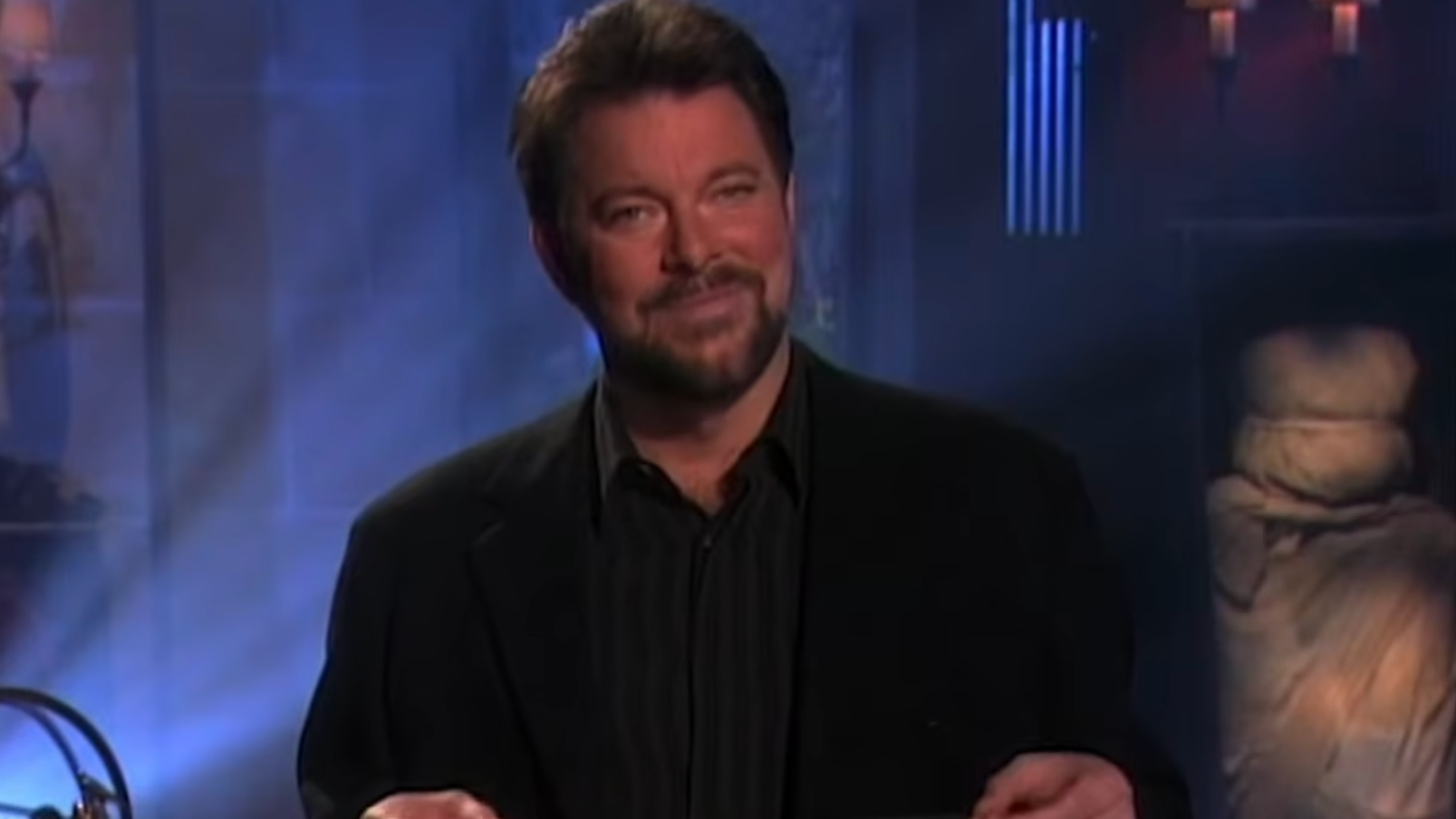 Americký herec Jonathan Frakes bol moderátorom relácie Verte neverte. 