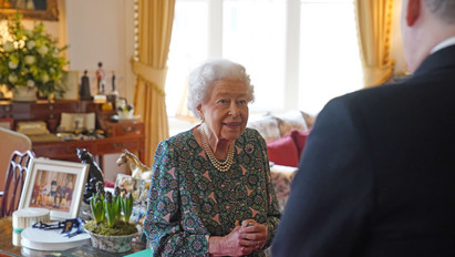 „Nehézségei vannak a mozgással” – Kérdés, hogy Erzsébet királynő részt tud-e venni a Fülöp hercegre való emlékezésen