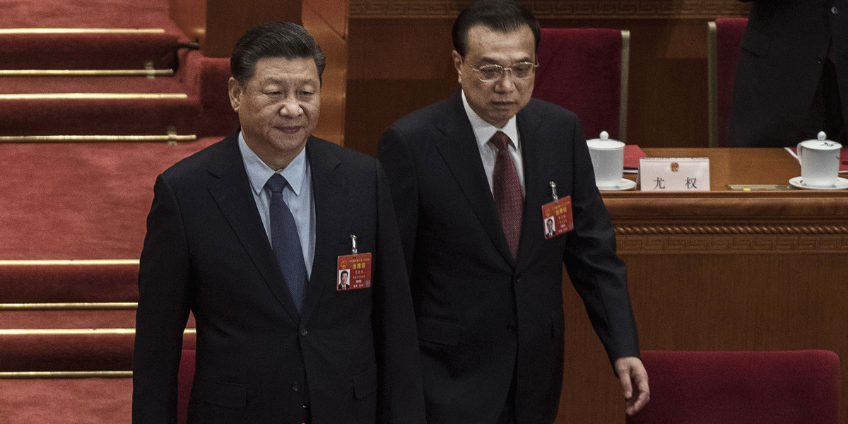 Li Keqiang (z prawej) był uważany za przedstawiciela bardziej "wolnorynkowej" opcji w Komunistycznej Partii Chin, będąc przeciwieństwem prezydenta Xi Jinpinga.