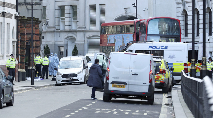 Helyszínelő rendőrök a londoni Whitehallon 2020. március 9-én, miután hajnalban agyonlőttek egy két késsel hadonászó férfit a Trafalgar tér közelében. A rendőrség szerint az eset nem terrorizmussal kapcsolatos /  Fotó: MTI/AP/PA/Yui Mok