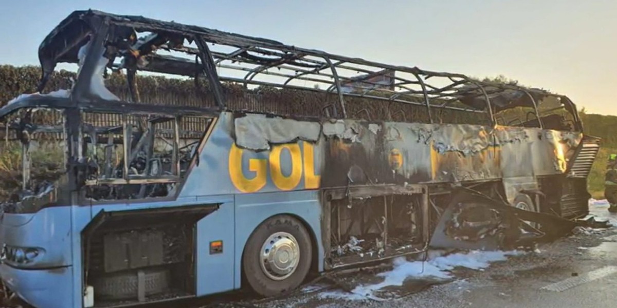 Autokar niemal doszczętnie spłonął. 