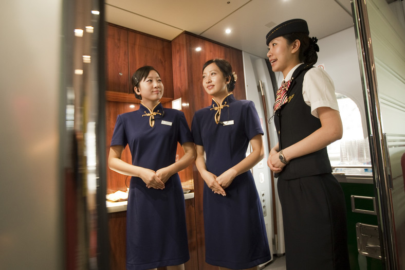 Chińskie szybkie pociągi CRH relacji Szanghaj-Pekin - stewardessy oczekują na pasażerów