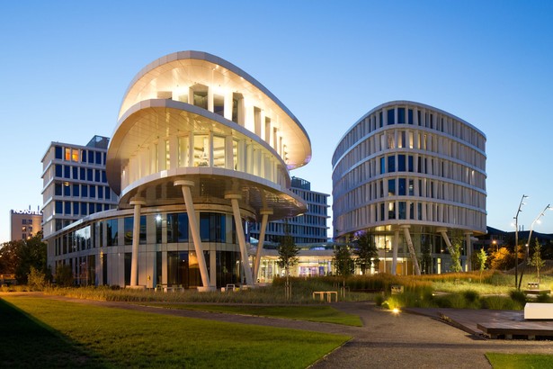 Architektura kompleksu Business Garden zwraca uwagę nie tylko futurystycznym wyglądem, ale i zastosowanymi rozwiązaniami ekologicznymi. Jest to przykład wdrażania koncepcji well-being w architekturze i kulturze pracy. Zwrot ku naturze widać w warstwie architektonicznej (budynki Business Garden zatopione są w zielonej przestrzeni) oraz w samym projekcie, opartym o zasady zrównoważonego budownictwa, wykorzystującym przyjazne środowisku materiały budowlane.