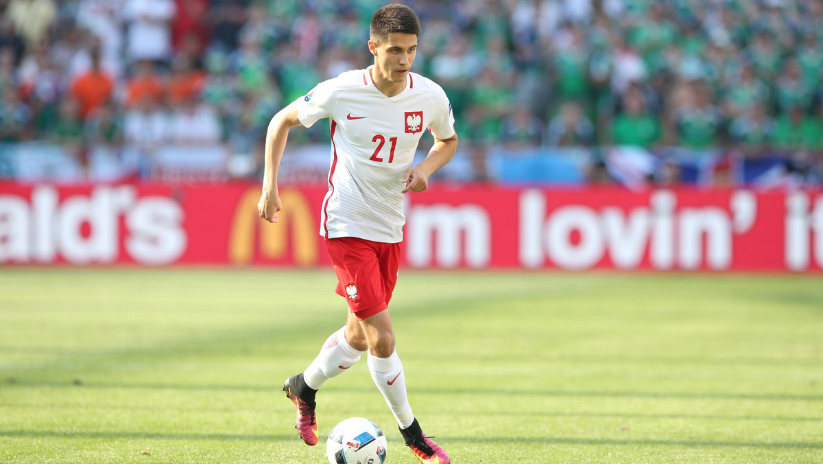 Bartosz Kapustka jest najmłodszym reprezentantem Polski na Euro 2016 i jednym z najmłodszych uczestników tego turnieju w ogóle. Ale bycie najmłodszym to chleb powszedni dla utalentowanego zawodnika z Małopolski od kiedy tylko zaczął przygodę z futbolem. Jego plan jest przy tym niezwykle prosty: z najmłodszego stać się najlepszym!