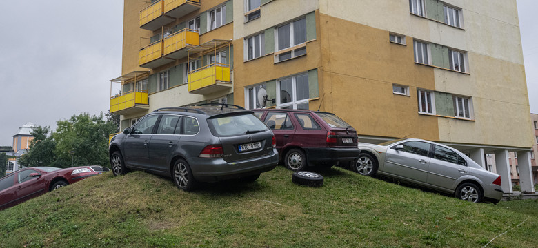 Woda ustąpiła, gniew pozostał. Na tle apokalipsy ludzie kłócą się, piją i grillują