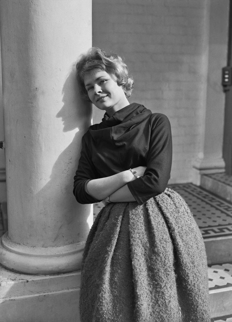 1959-ben - amikor ez a fotó készült róla - Dench Cecily Cardew-t alakította a The Importance of Being Earnest című darabban.
