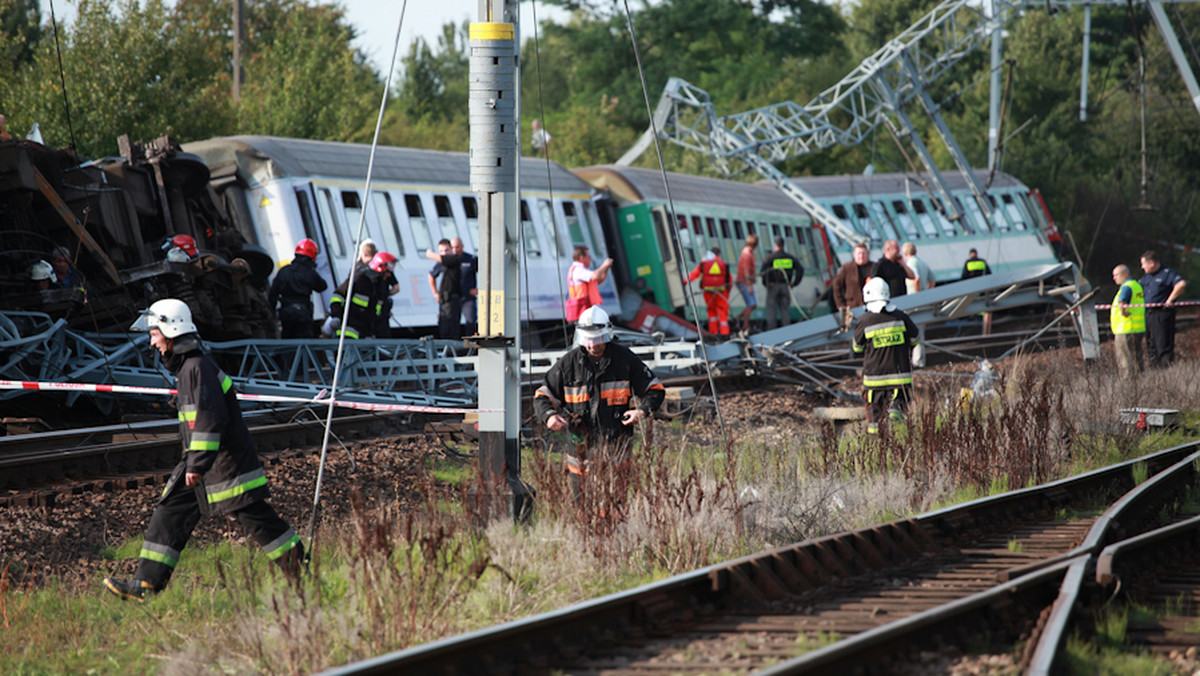 Przyczyną wczorajszej katastrofy pociągu w okolicach Bab była nadmierna prędkość - zdradza prokuratura Polsat News. W momencie wypadku pojazd jechał z prędkością 118 km/h. W okolicach Bab, pociąg nie powinien jechać z prędkością większą niż 40 km/h.