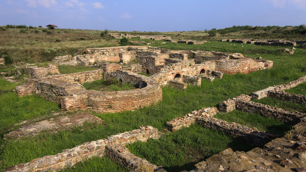 Archeolodzy prowadzący wykopaliska na trasie budowy autostrady w południowej Bułgarii odkryli pozostałości miasta istniejącego w czasach rzymskich, bizantyjskich i w okresie pierwszego carstwa bułgarskiego - informuje serwis internetowy Novinite.
