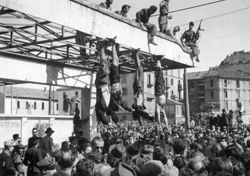 Ciała Benito Mussoliniego i Clary Petacci, jego kochanki, zwisają z dachu stacji benzynowej / fot. Keystone/Getty Images