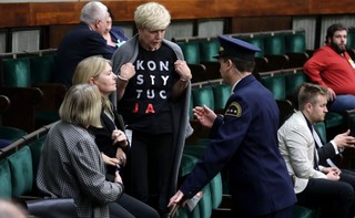 PiS chce, aby posłowie zachowywali się odpowiednio także poza Sejmem. Przygotowuje nowelę ustawy