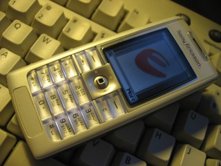 Milionowe wyłudzenia przy handlu kartami do telefonów