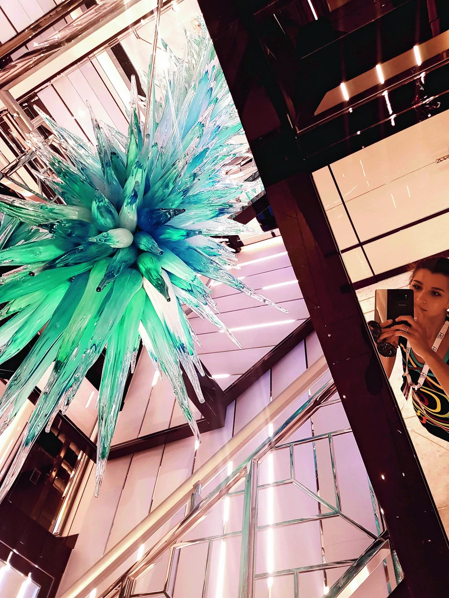 Alicja Kotlarek swój pierwszy staż zawodowy odbywała w Nowym Jorku u światowej sławy designera Karima Rashida, znanego z futurystycznych projektów. Jego prace można zobaczyć m.in. w Centrum Pompidou w Paryżu.