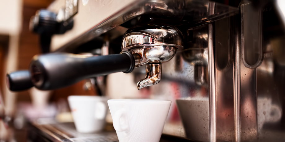 Sanepid nie zabrania kawiarniom nalewać kawy do kubków przyniesionych przez klientów. Wiele lokali jednak zasłania się inspekcją, gdy tego odmawiają. Inne - nagradzają rabatem