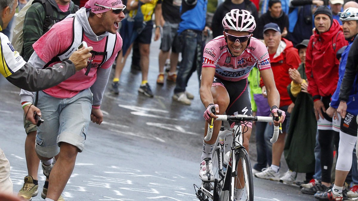 Mechanik Alberto Contadora z grupy Saxo Bank Faustino Munoz został wykluczony z obsługi wyścigu kolarskiego Giro d'Italia, po tym jak uderzył drzwiami od samochodu jednego z kibiców. Zdarzenie dokładnie widział dyrektor wyścigu Angelo Zomegnan.