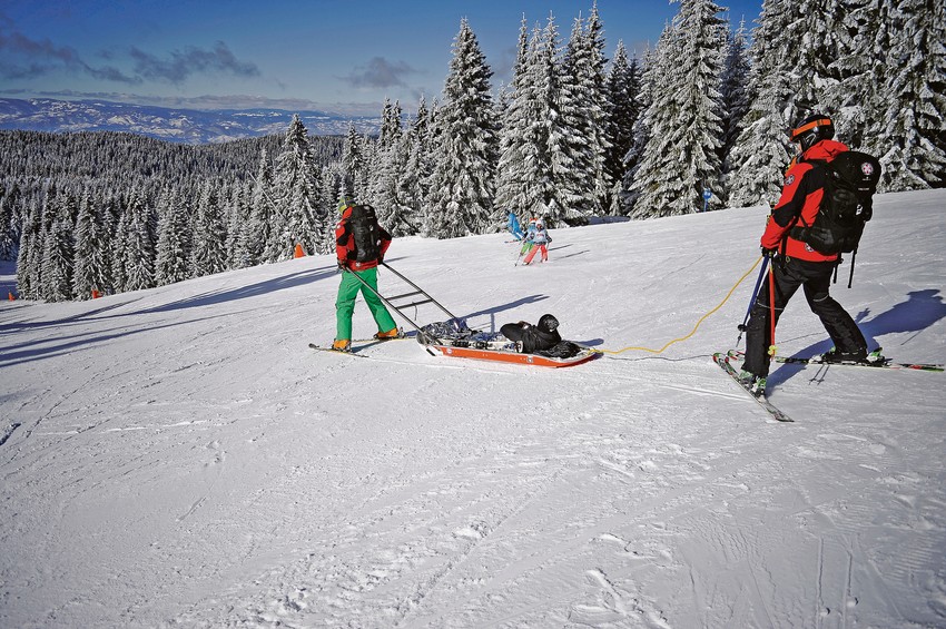 Spasioci prebacuju povređenog skijaša sa staze