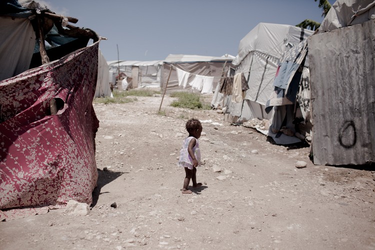 Mały mieszkaniec miasteczka namiotowego w stolicy Haiti