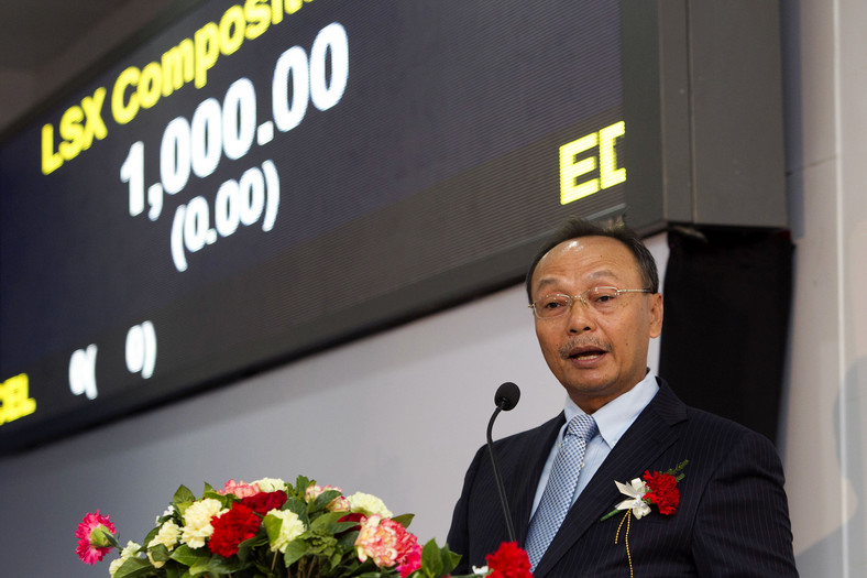 Dethphouvang Moularat prezes Lao Securities Exchange na otawarciu giełdy. Fot. Brent Lewin/Bloomberg