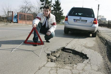 10 03 2007WARSZAWADZIURA W JEZDNIAWARIA SAMOCHODUFOT DAMIAN BURZYKOWSKI / FAKT