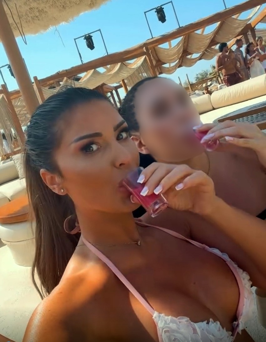 Bivši muž dobio dete, a Ana Radulović luduje na Mikonosu: Grudima mami