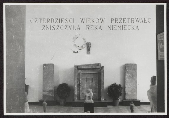 Muzeum Narodowe w Warszawie. Wystawa "Warszawa oskarża", 3 V 1945-28 I 1946. "Sala egipska" - fragment ekspozycji zabytków z wykopalisk w Edfu, m.in. ślepe wrota mastaby Izi