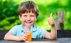 Daj dziecku sok! Będzie szczupłe w przyszłości. Wyniki badań