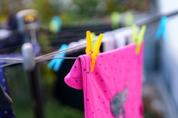 Gdzie wyrzucić zniszczoną bieliznę, dziurawe skarpetki, sprany T-shirt? Segregacja tekstyliów w praktyce bywa trudna