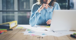 Kobiety są lepszymi inwestorkami niż mężczyźni. W czym tkwi tajemnica ich sukcesu? [RAPORT]