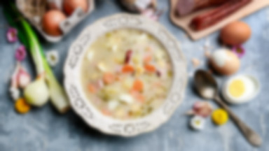 Mamy przepis na wielkanocną zupę znacznie zdrowszą od żurku. Palce lizać!
