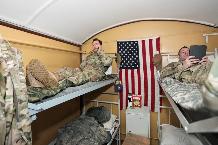 Amerykańskie brygady mają przebywać w Polsce i innych krajach regionu rotacyjnie w ramach operacji Atlantic Resolve. Pierwszą dziewięciomiesięczną zmianę będzie pełnić 3 Pancerna Brygadowa Grupa Bojowa (Armored Brigade Combat Team, ABCT) z 4 Dywizji Piechoty w Fort Carson w stanie Kolorado.
<br>
Na zdjęciu: Kapitan Mario Thayer (L) i sierżant Seth Houle (P) z amerykańskiej 3. Pancernej Brygadowej Grupy Bojowej czytają książki w baraku mieszkalnym w obozowisku Karliki koło Żagania