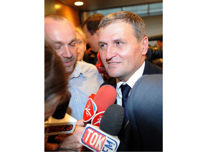 Kpt. Tadeusz Wrona po konferencji prasowej w siedzibie PLL LOT