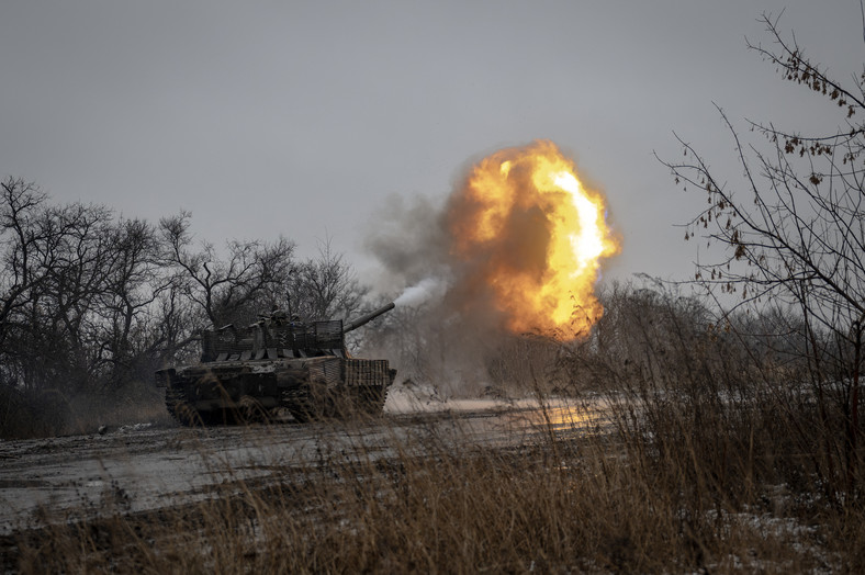 Ukraiński czołg przy linii frontu w Awdijiwce