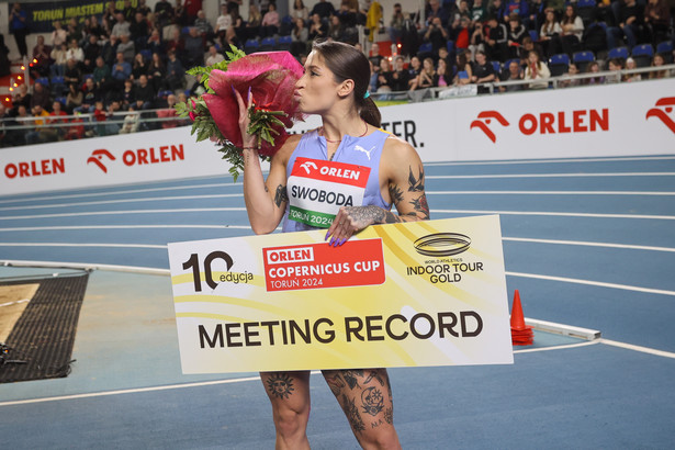 Ewa Swoboda pozuje do zdjęcia po zwycięstwie w biegu na 60m kobiet podczas 10. edycji halowego mityngu lekkoatletycznego ORLEN Copernicus Cup Toruń 2024