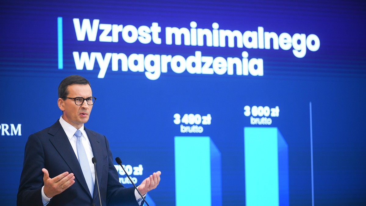 Premier Mateusz Morawiecki na konferencji prasowej dot. podwyżki płacy minimalnej. 