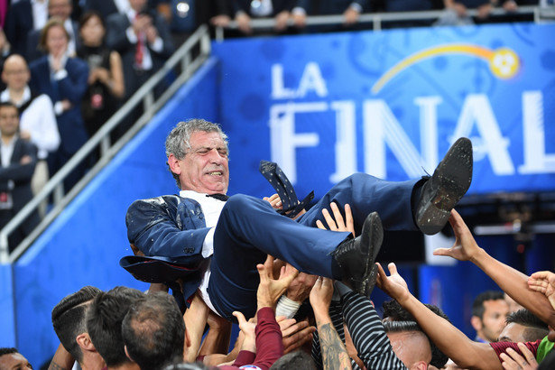 Fernando Santos - specjalista od defensywy wygrał Euro 2016. Trenował Olisadebe i Warzychę