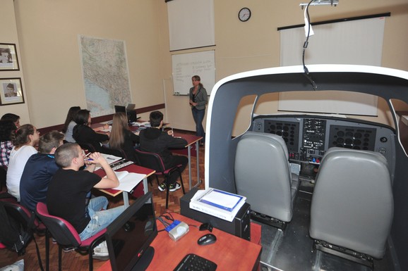 UČENICIMA OVIH ŠKOLA DO 35.000 DINARA MESEČNO! Posle diplome siguran posao u ova 4 grada: Raspisan konkurs, evo za koga tačno i do kad traje