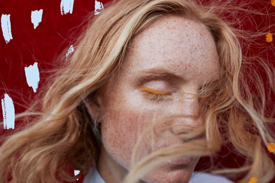 Derékig érő hajra vágysz, de állandóan töredezik? Próbáld ki ezeket a trükköket!