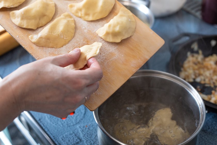 Lubią je wszyscy, nie wszyscy potrafią zrobić... Sekrety idealnych pierogów – ciasto, lepienie, mrożenie