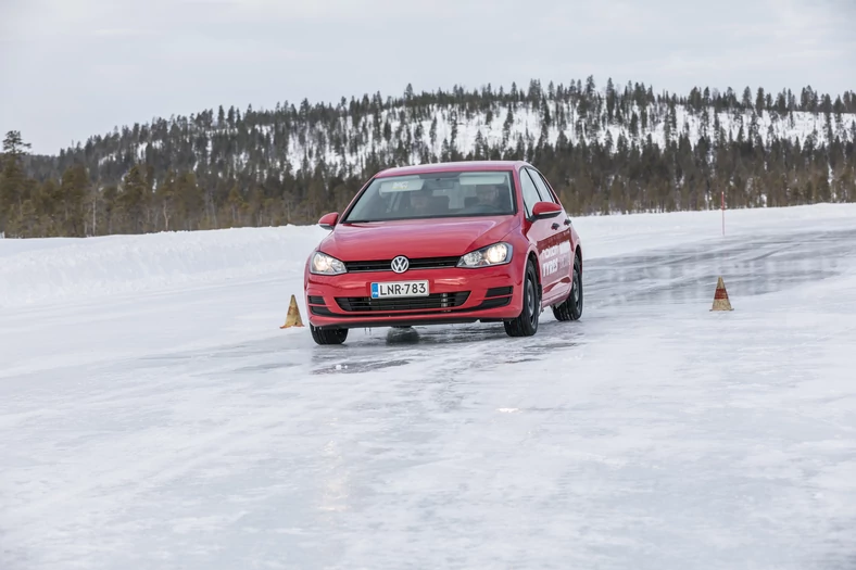 Czerwony Volkswagen Golf wyposażony w letnie ogumienie Nokian nie był w stanie ruszyć, ani zahamować