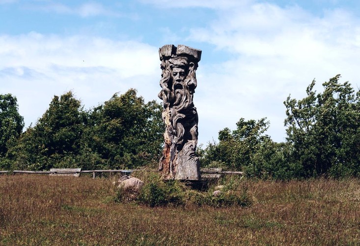 Znajdująca się obecnie administracyjnie w niemczech Arkona to przylądek, na którym znajdował się jeden z najważniejszych słowiańskich grodów, którego mieszkańcy wyznawali rodzimą religię na długo po schrystianizowaniu Polski, do 1136 roku, kiedy został splądrowany przez Duńczyków. Tutaj znajdował się główny ośrodek kultowy Świętowita, o którym przypomina współczesny posąg.