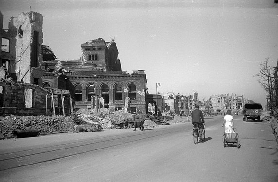 Ruiny w 1945 r. Fot. Deutsche Fotothek‎, CC BY-SA 3.0 DE, via Wikimedia Commons