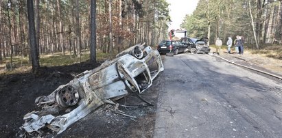 Auta stanęły w ogniu. Dwaj księża w płomieniach