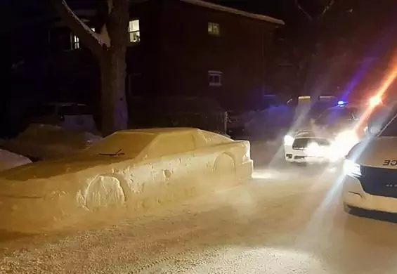 Ulepił samochód ze śniegu, a policja chciała dać mandat za złe parkowanie