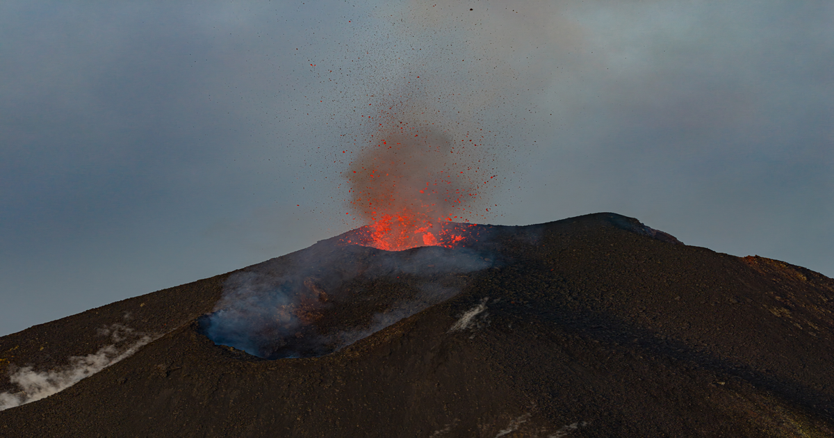 L-Etna-intensifica-l-eruzione-fontane-di-lava-alte-200-metri