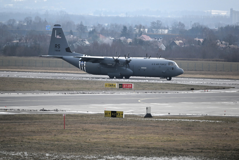Samolot Hercules na lotnisku w Jasionce