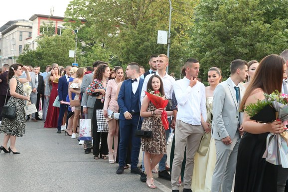 Roditelji na mukama: U moru poskupljenja matursko veče značajan udar na prilično osiromašene budžete