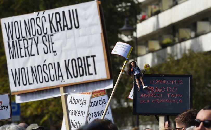 Demonstracja 'Ani kroku dalej - Ratujmy Kobiety' przeciwko projektowi ustawy 'Stop Aborcji'